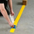 Zvětšit fotografii - Extrémně odolná podlahová páska Floor Marking Toughstripe 7,62 cm x 30 m - černo/žlutá Brady
